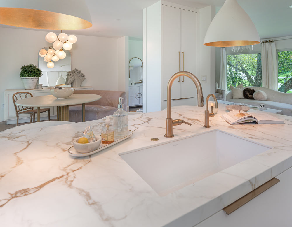 Read more about the article How Do I Choose Between Quartz and Granite Countertops?
