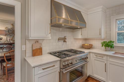 lara-lee-strickler-wycliff-kitchen-gray-island-10