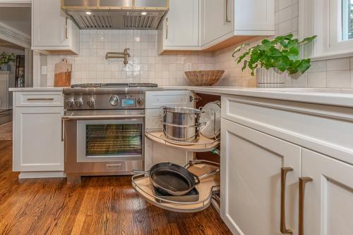 lara-lee-strickler-wycliff-kitchen-gray-island-12