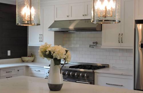 ideal cabinets lara lee strickler kitchen design blw stainless range hood white cabinets