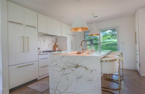 ideal cabinets adriana stevers design keeton kitchen marbled kitchen island
