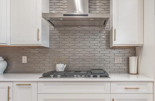 ideal cabinets dean saltus design  kitchen range and hood